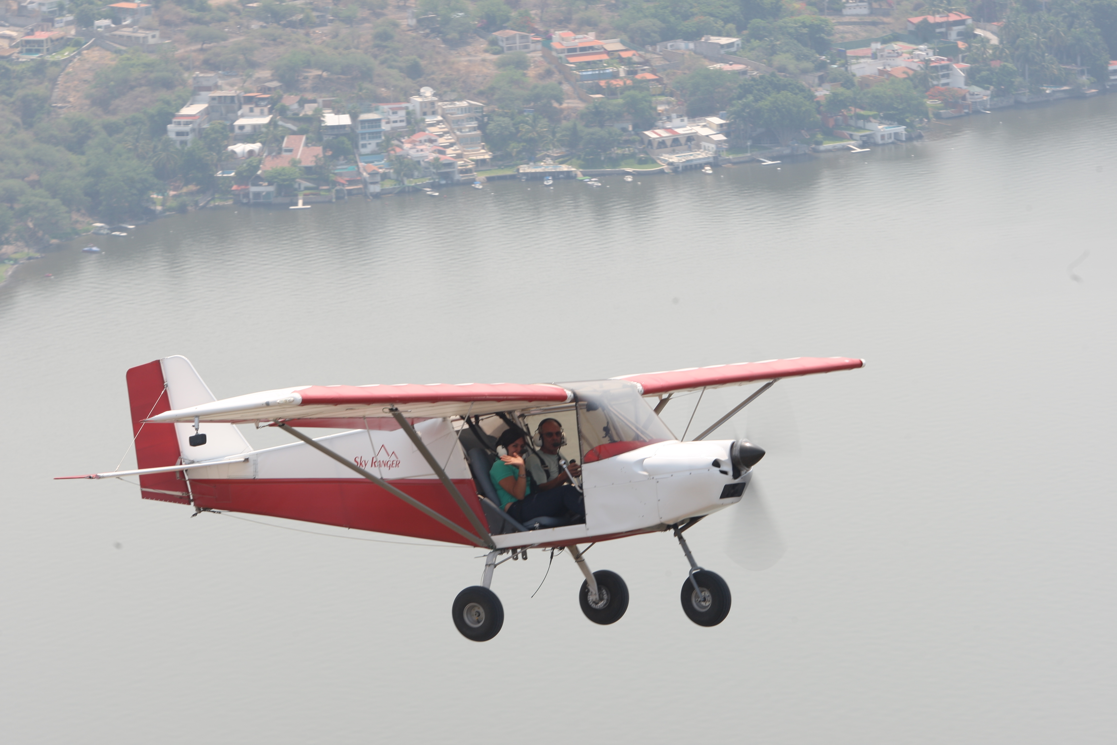 Avión Sky Ranger volando sobre el lago de Tequesquitengo